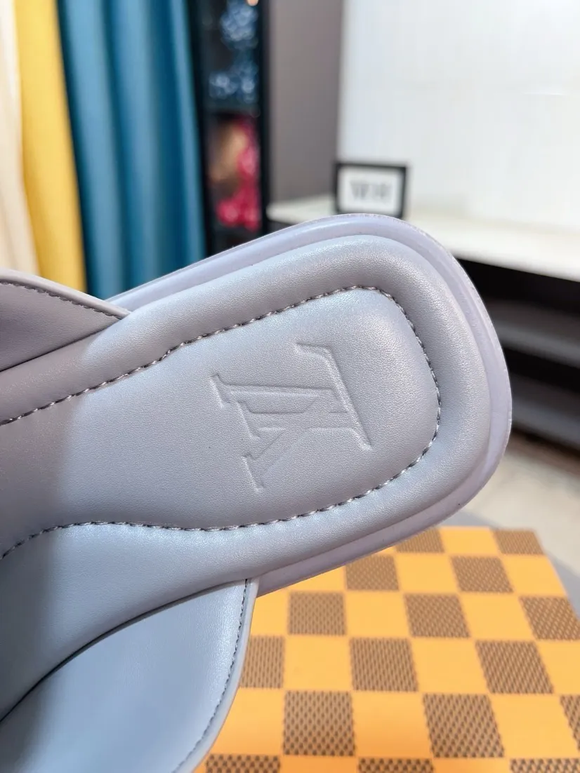 Men's shoes 💰380🌹🌹 (lv-Louis Vuitton) New men's slippers, high-end boutique, exquisite embossed logo decoration on the upper, fine workmanship, super soft soles, casual, loose and comfortable, a must-have in summer! \nsize：38-44